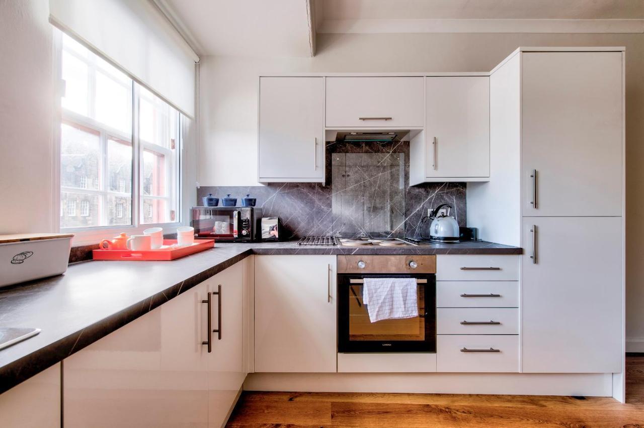 Ferienwohnung Pass The Keys Modern 3 Bed Flat On The Historic Royal Mile EDI Exterior foto
